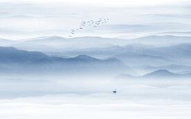 中式意境水墨山水画