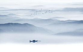 中式屏风水墨山水画背景图