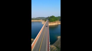 汽车行驶在环库旅游公路上