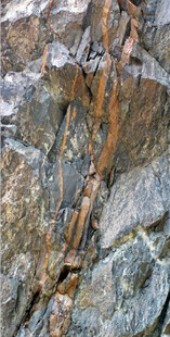 岩石上的橙色纹理痕迹