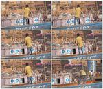 印度男人拉着划艇上的绳子