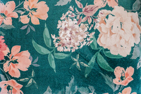 绿底花朵花瓣插画底纹背景