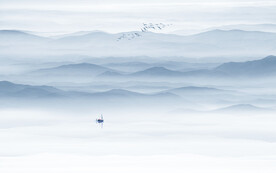 中式意境水墨山水画