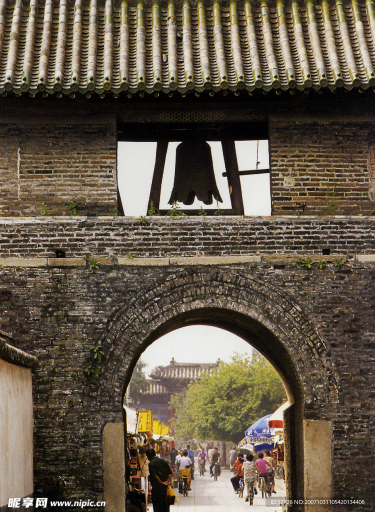 孔子像，龙柱，钟楼