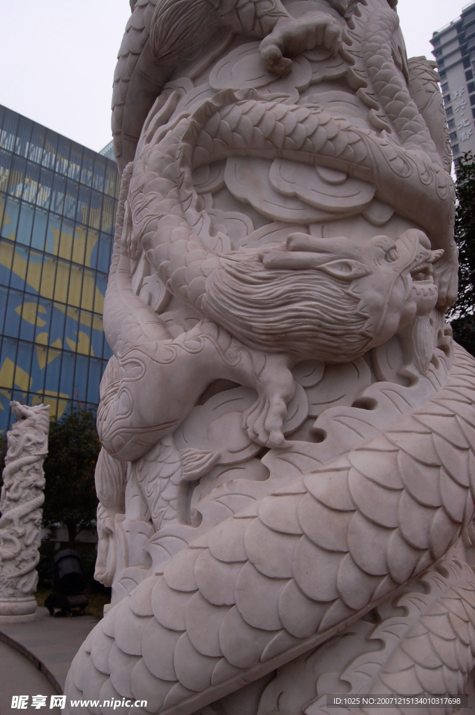 汉白玉的雕龙柱子1