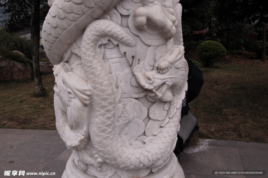 汉白玉的雕龙柱子2