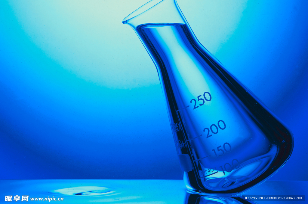 蓝色背景的瓶子