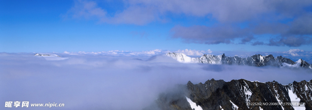 雪山蓝天白云背景图