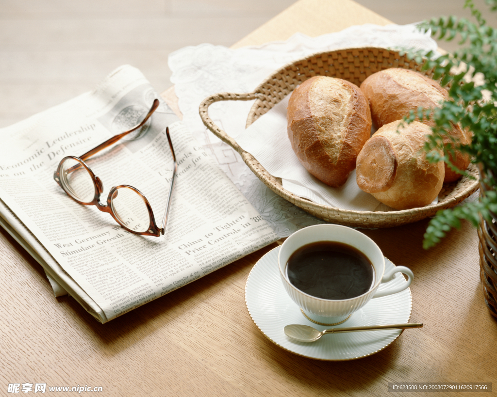 报纸 眼镜 面包 咖啡