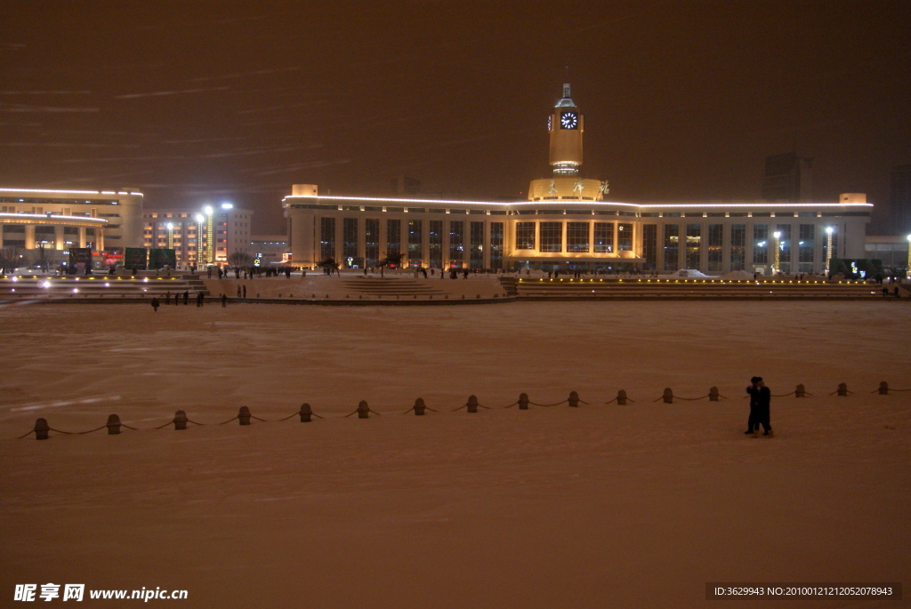 天津站新年迎瑞雪