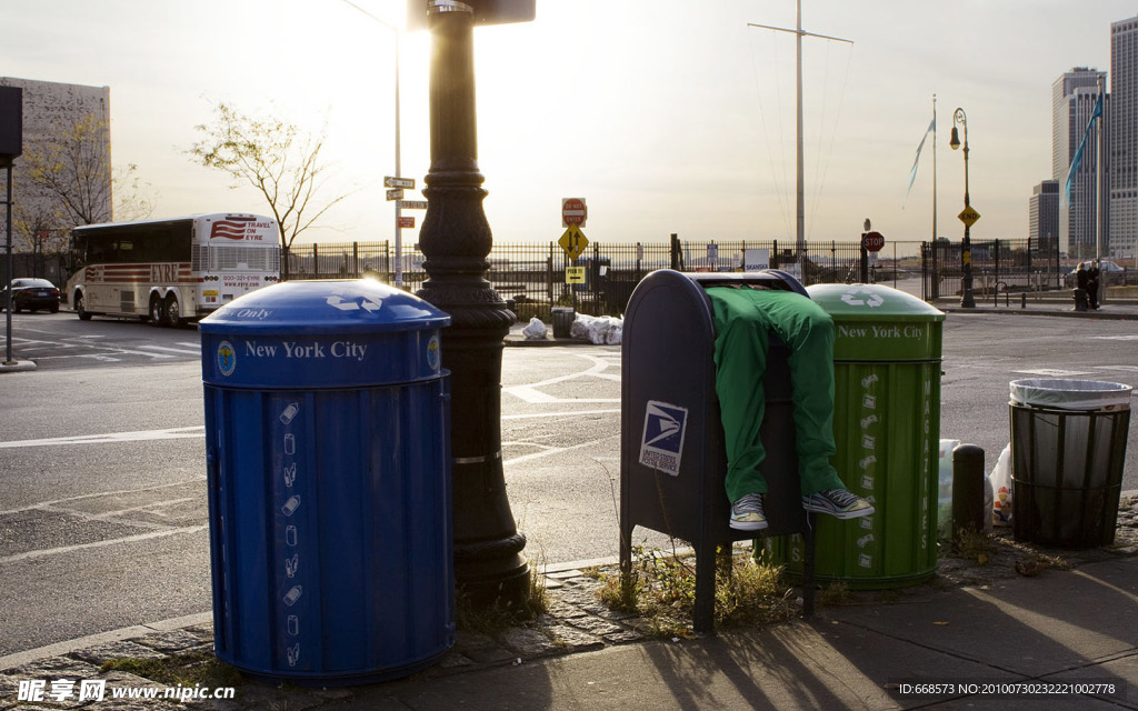城市垃圾桶