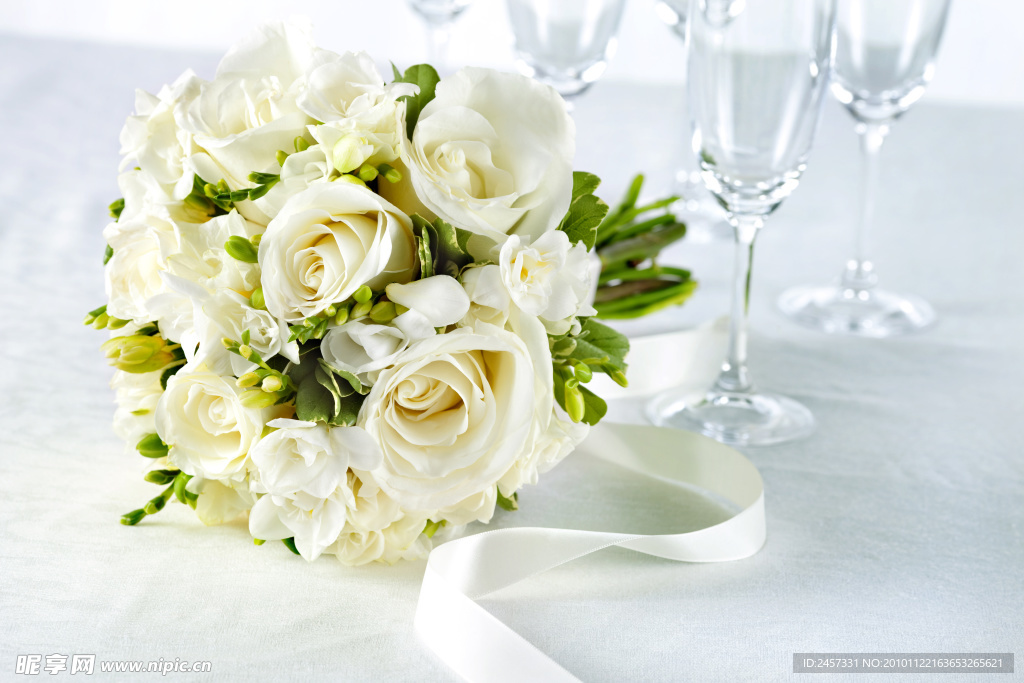 婚纱婚礼背景 鲜花香槟 白玫瑰