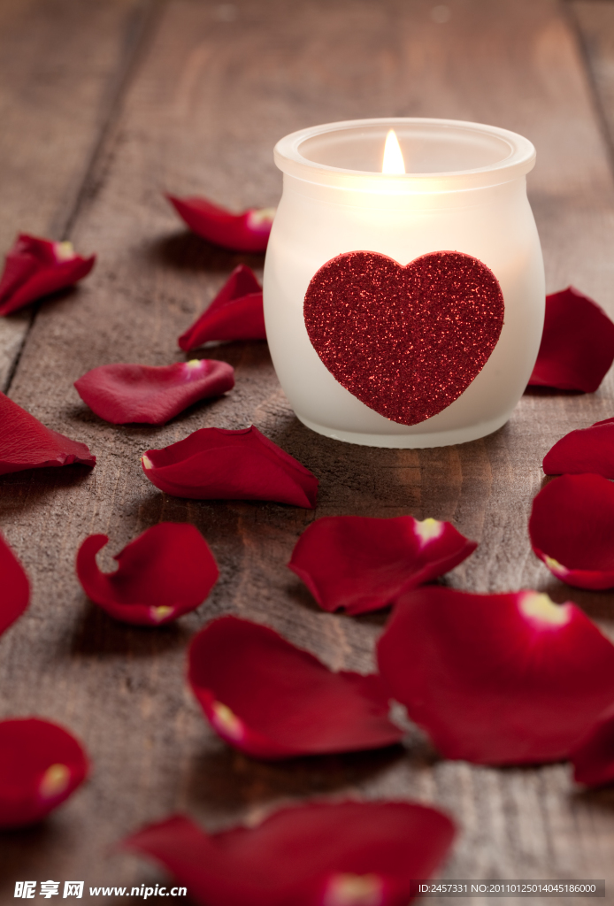 情人节蜡烛爱心玫瑰花瓣