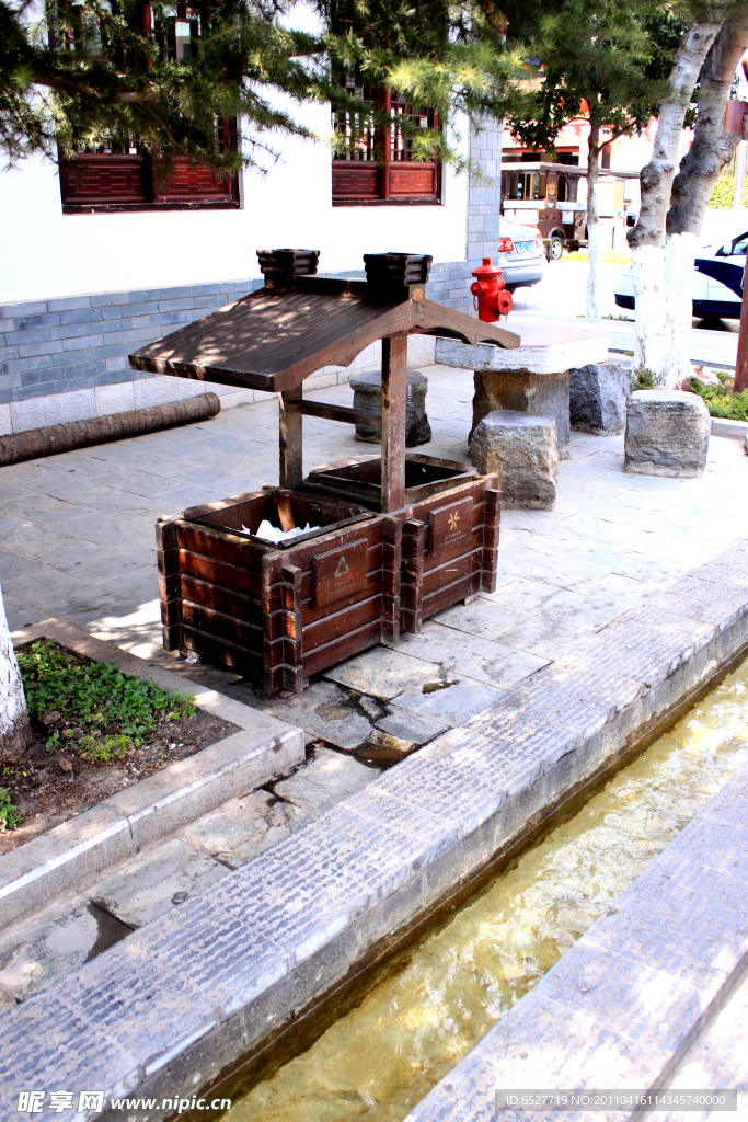 彝人古镇垃圾桶