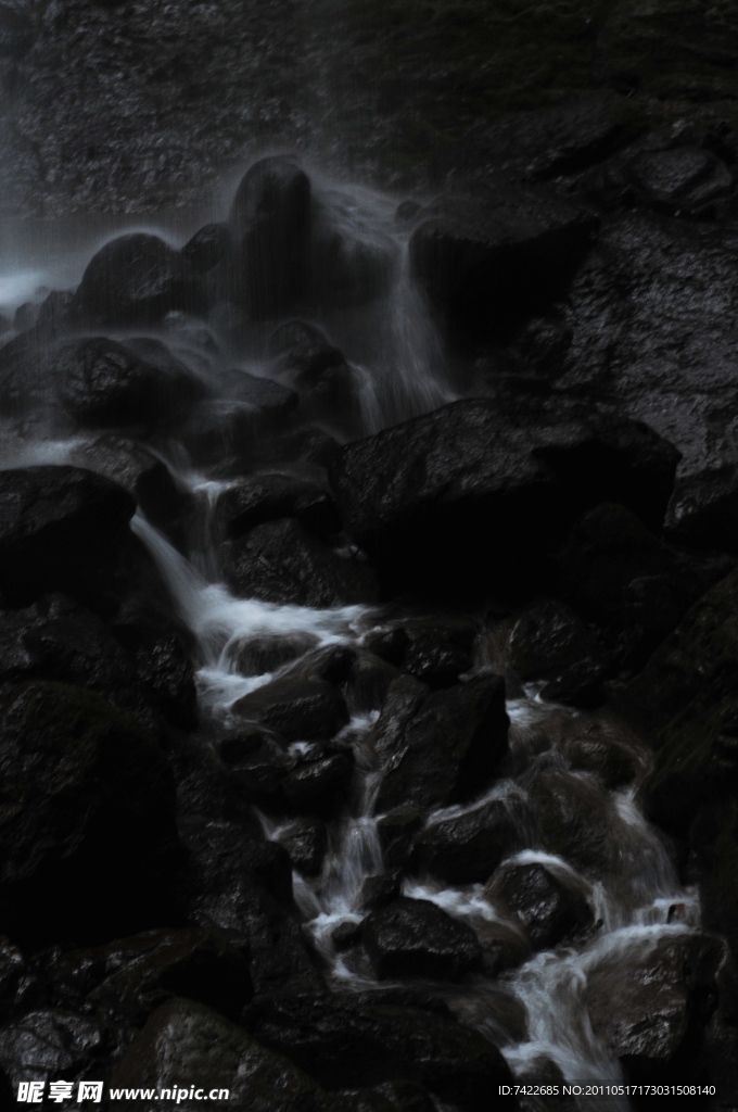 重庆龙水峡喀斯特峡谷地缝景区溪水