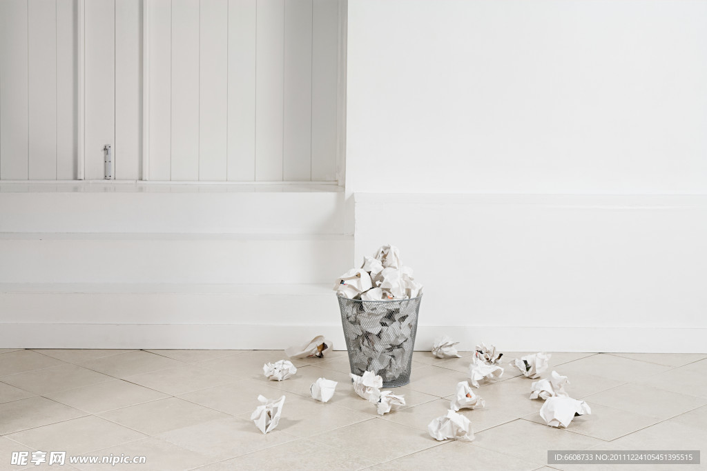 垃圾桶里的废纸