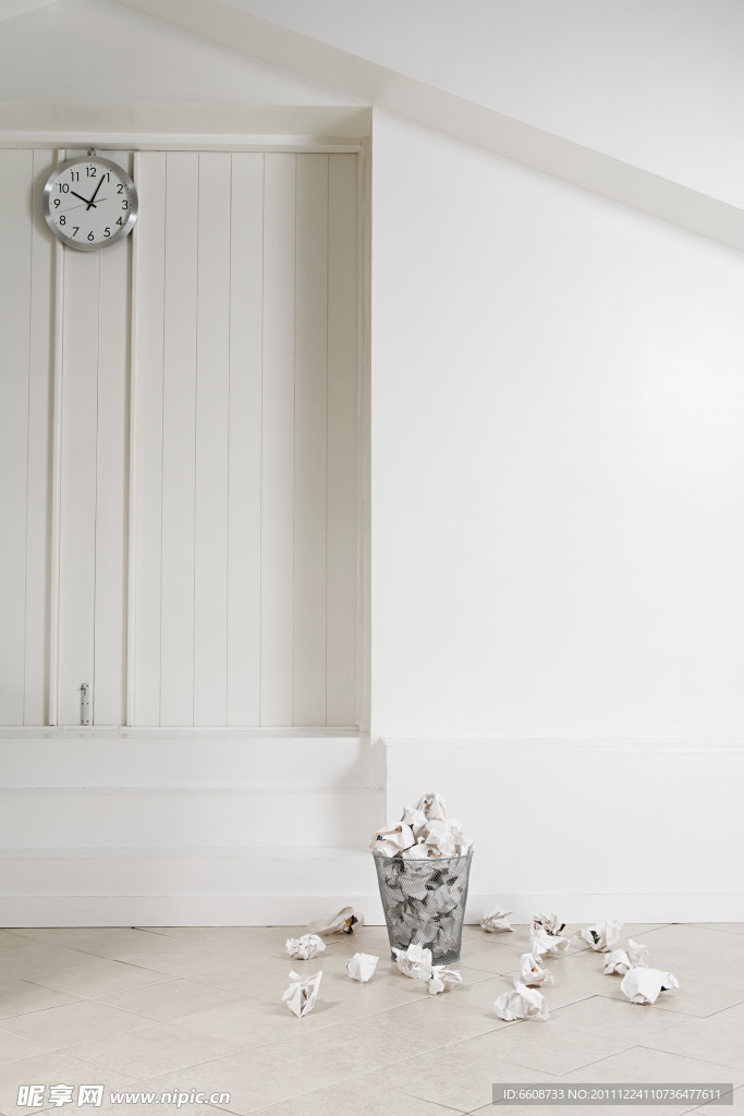 垃圾桶里的废纸