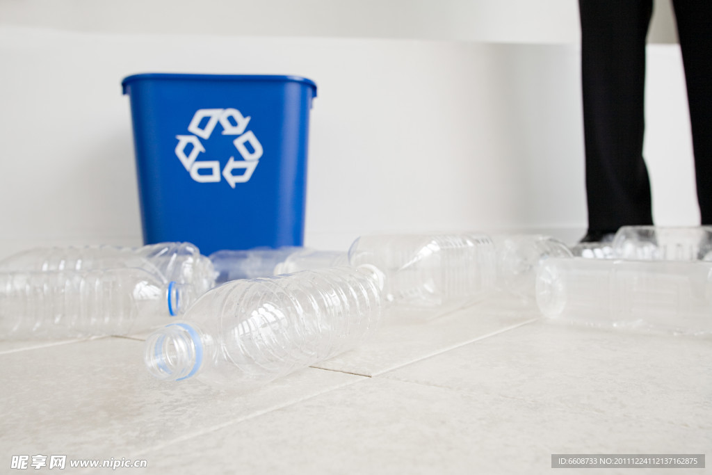 垃圾桶和矿泉水瓶