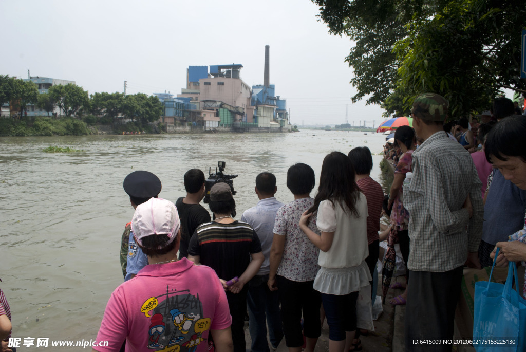 端午节龙舟比赛群众