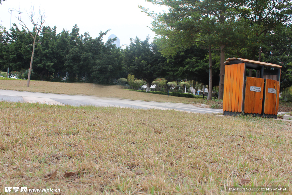 小草地的垃圾桶
