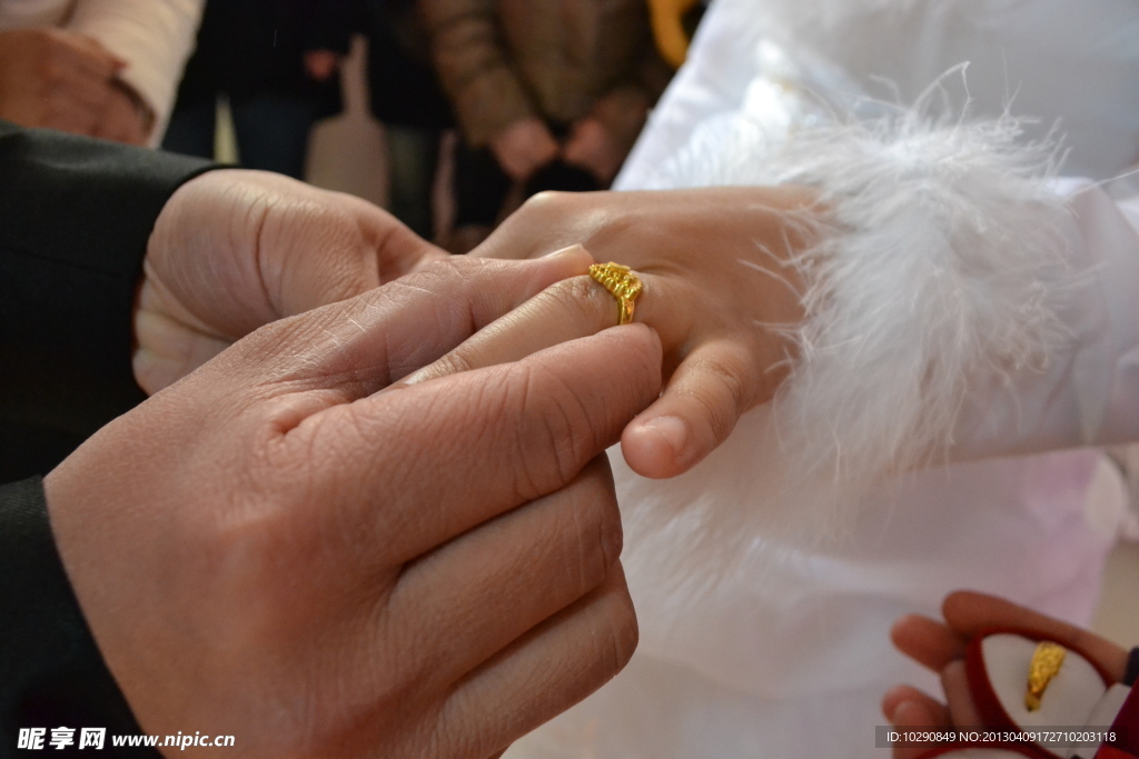 结婚戴戒指特写