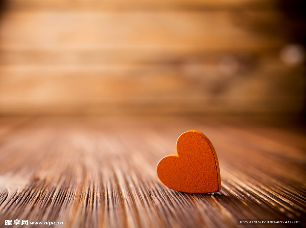 木制背景情人节红心