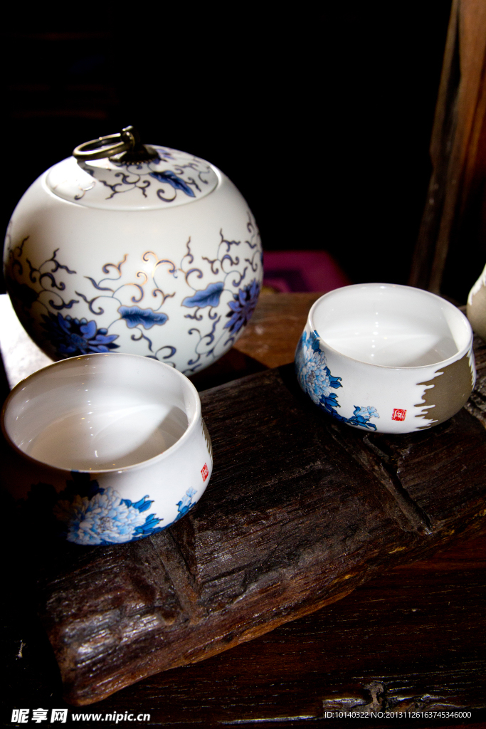 白瓷茶壶茶杯