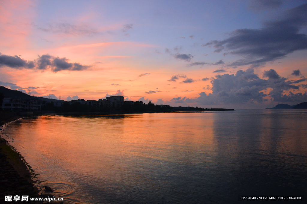 夕阳下的海边