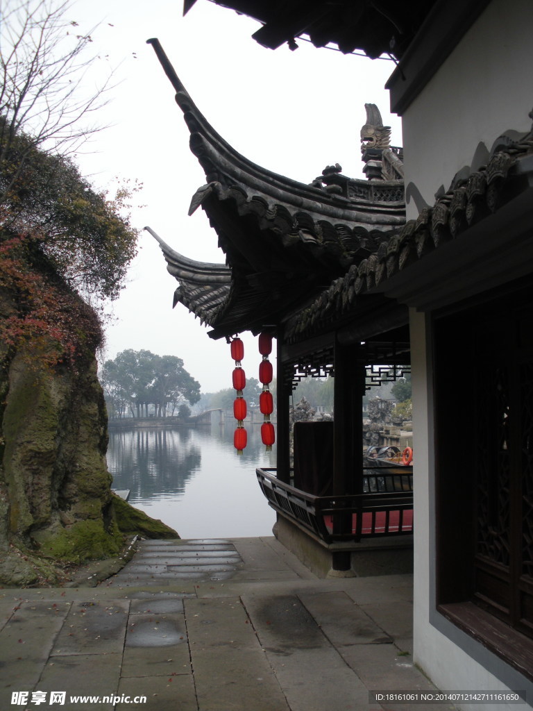 雨后湖边亭