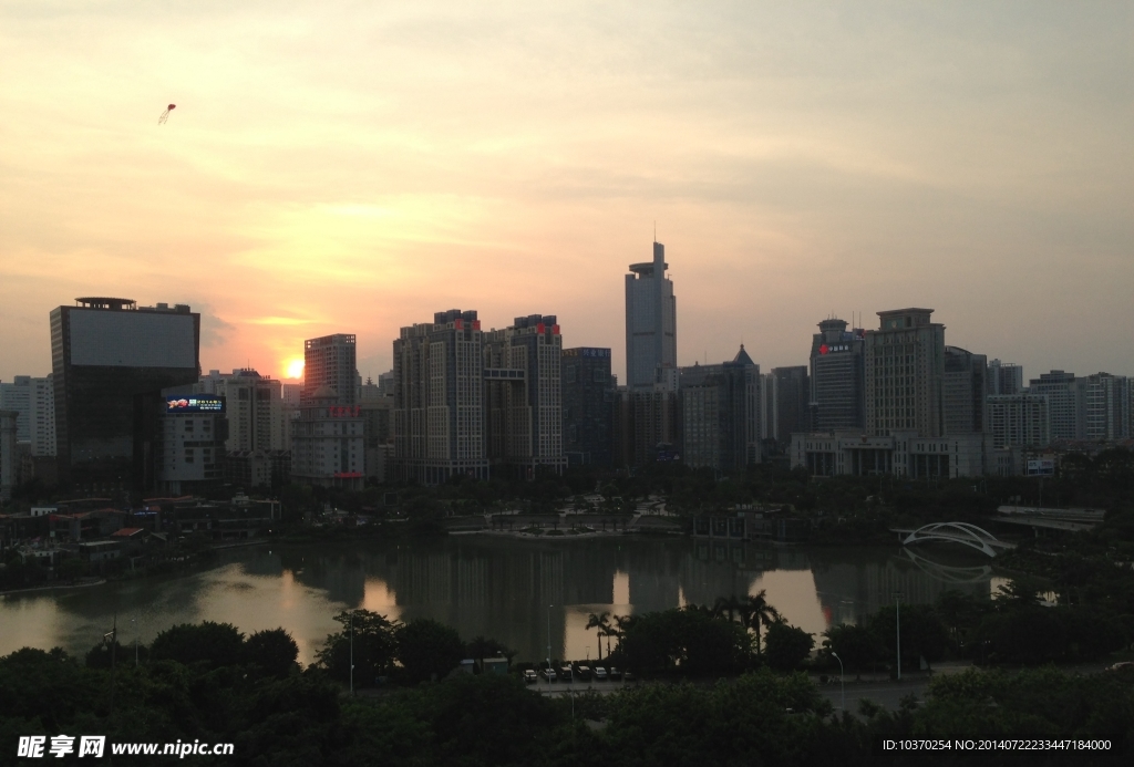 晚霞中的城市风光