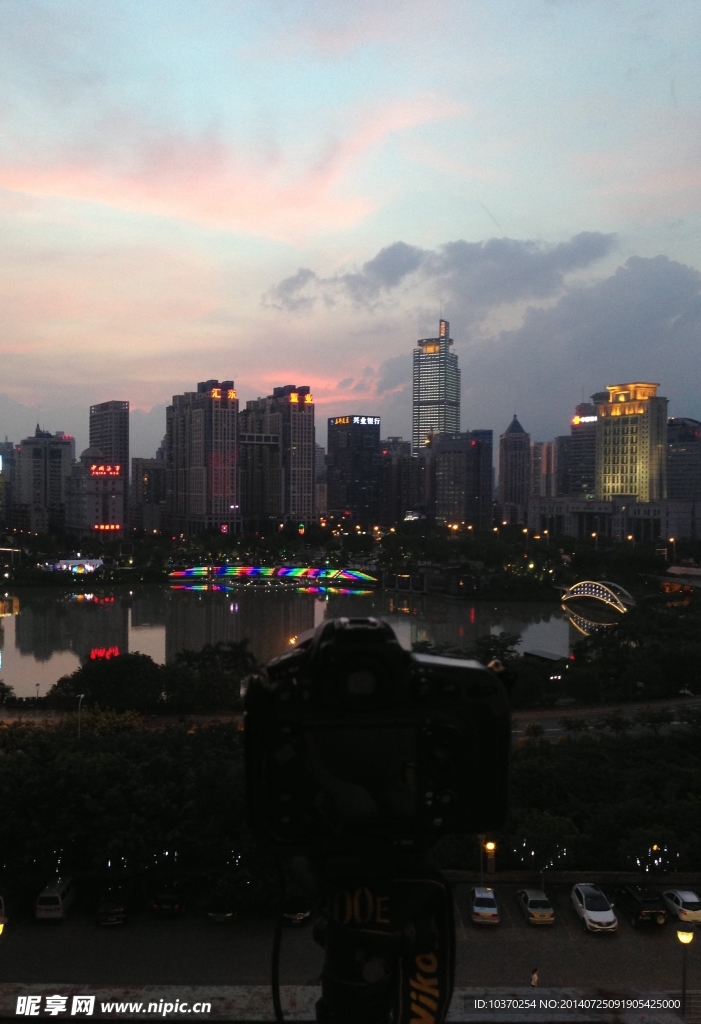 彩霞中的都市风光