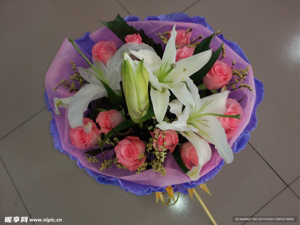 玫瑰百合花束图片