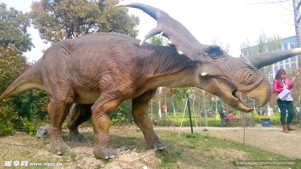 恐龙雕像