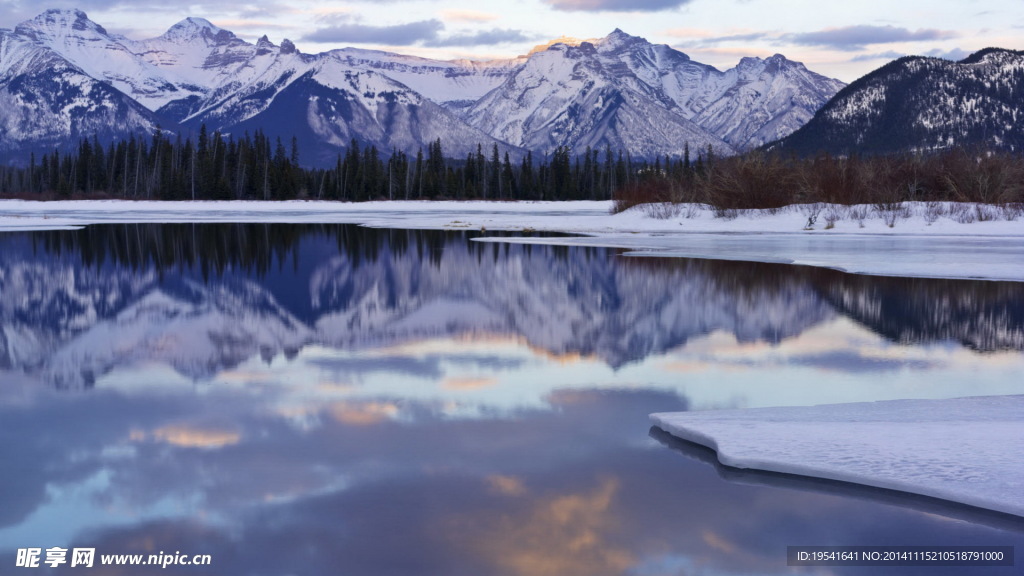 湖泊雪景