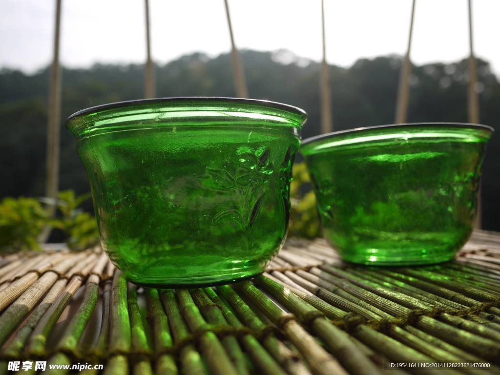 绿色玻璃杯