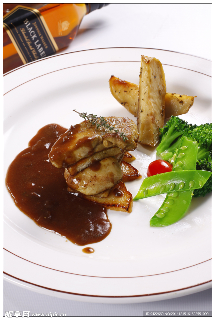 香煎法式鹅肝佐香煎苹果配红酒汁