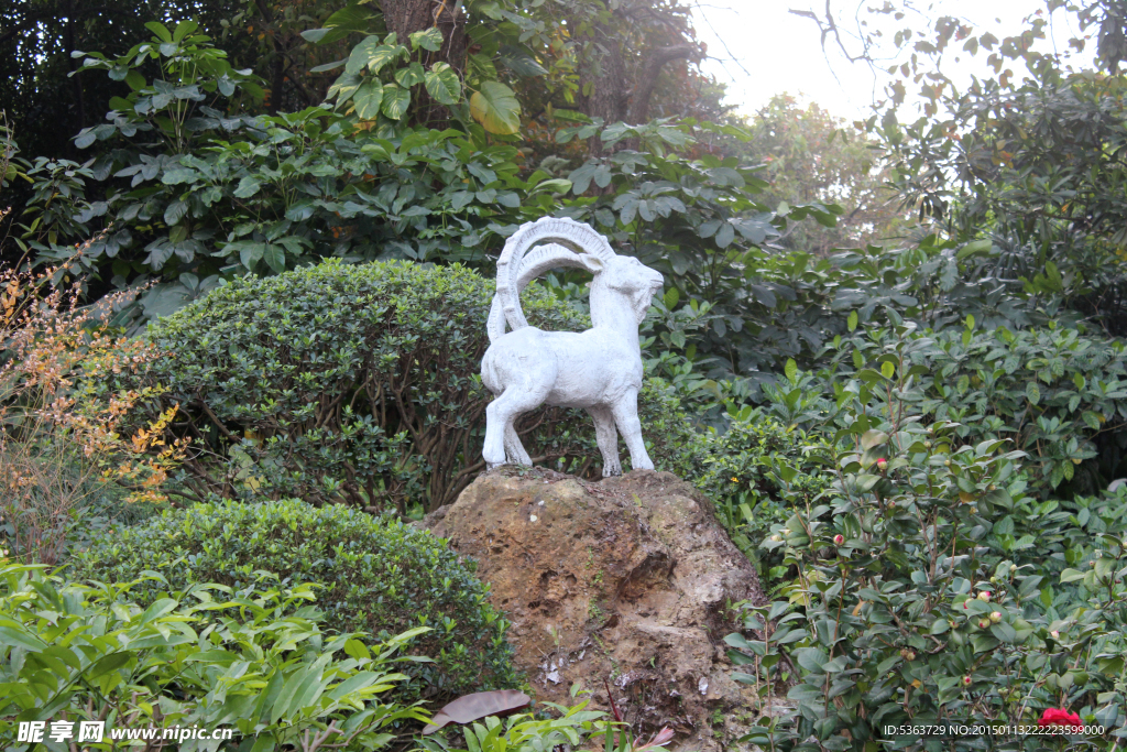 山羊雕像