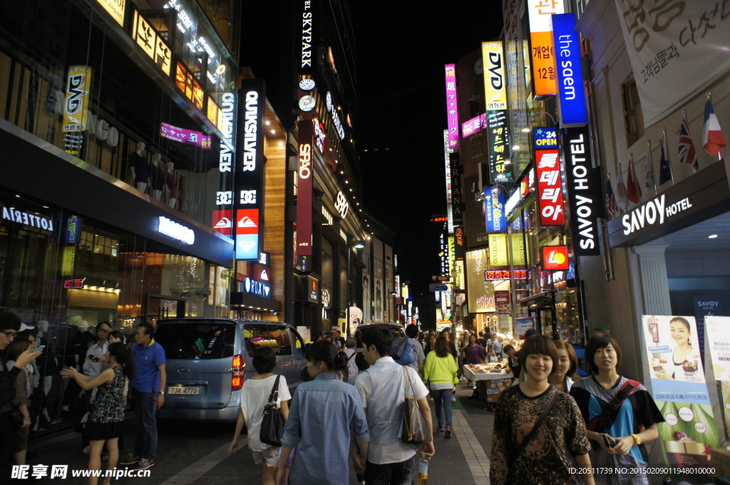 韩国明洞夜晚商业街道