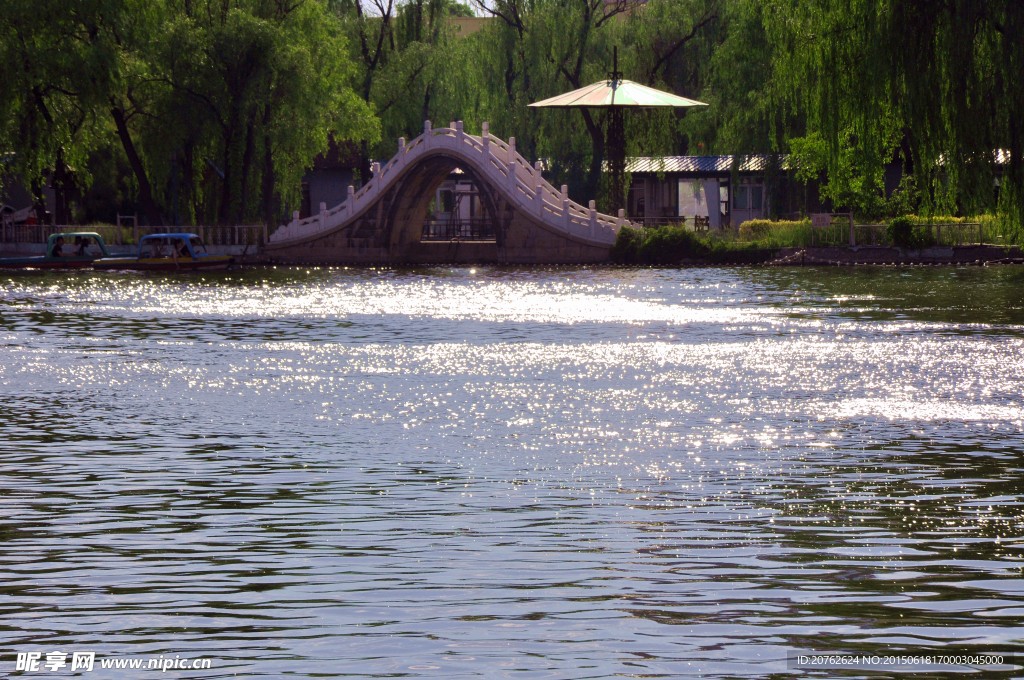 公园小桥湖水波光