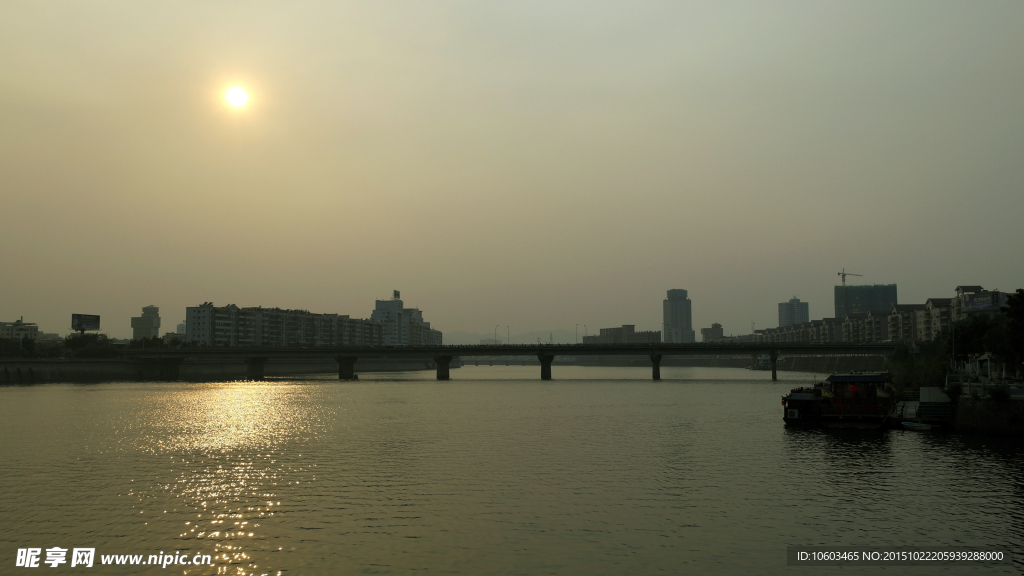 夕阳晚照 江中红阳