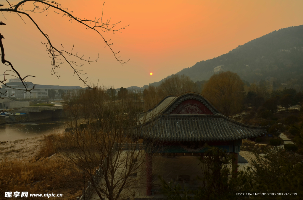 夕阳下的天外村