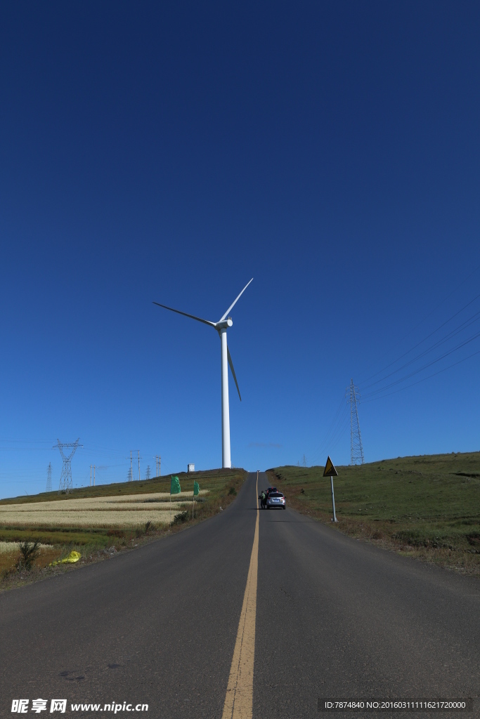 草原天路大风车