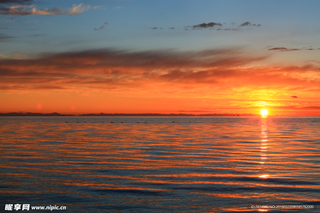 夕阳下的青海湖