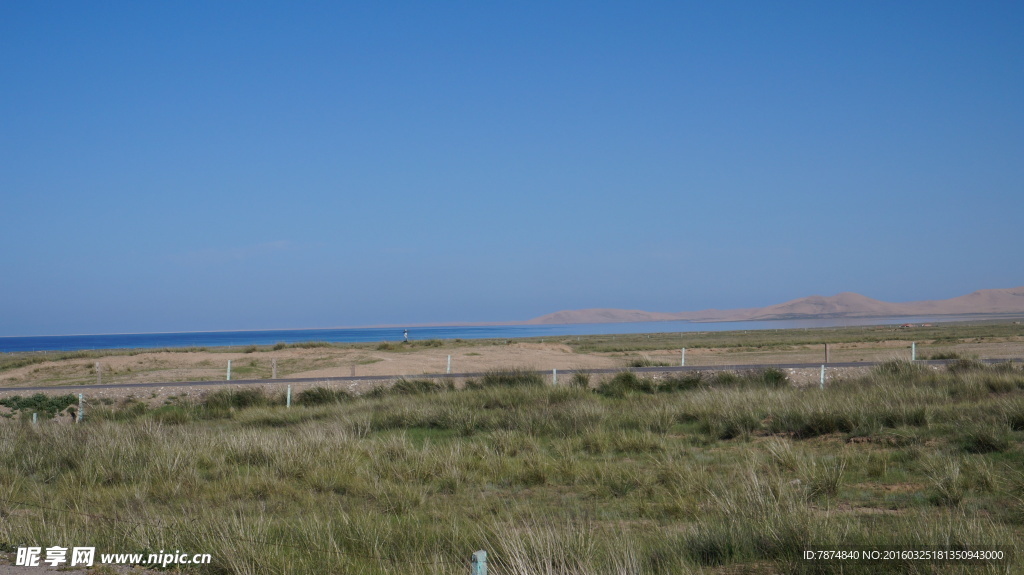 青海湖边沙漠