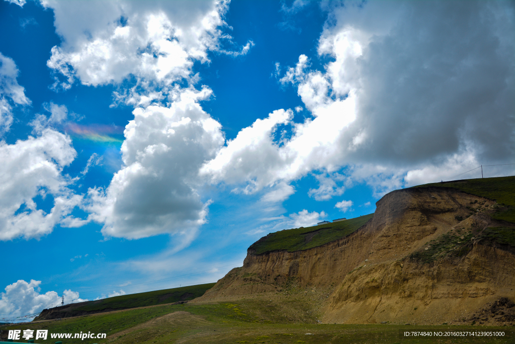 青海湖边的高山