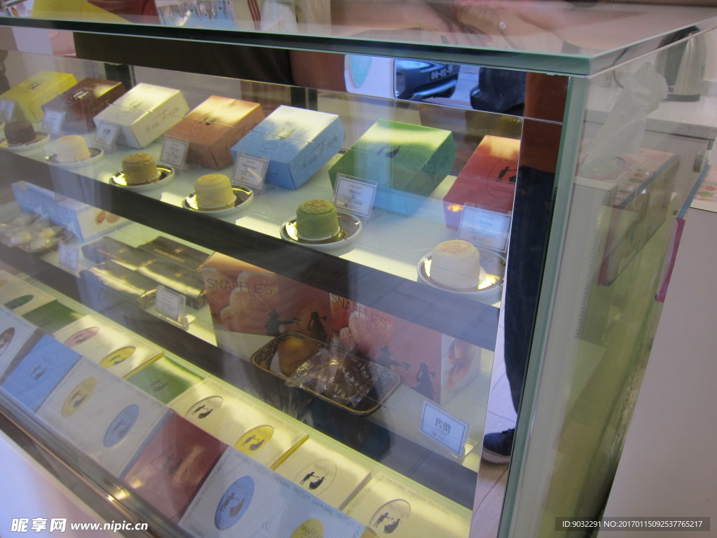 路过一家蛋糕店