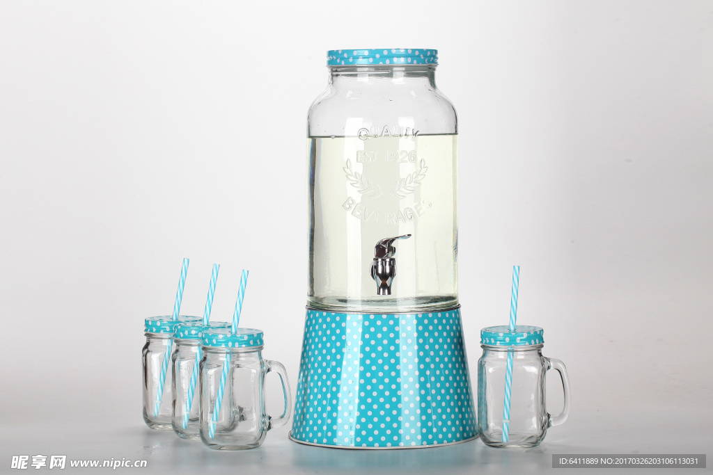 蓝白色透明杯子