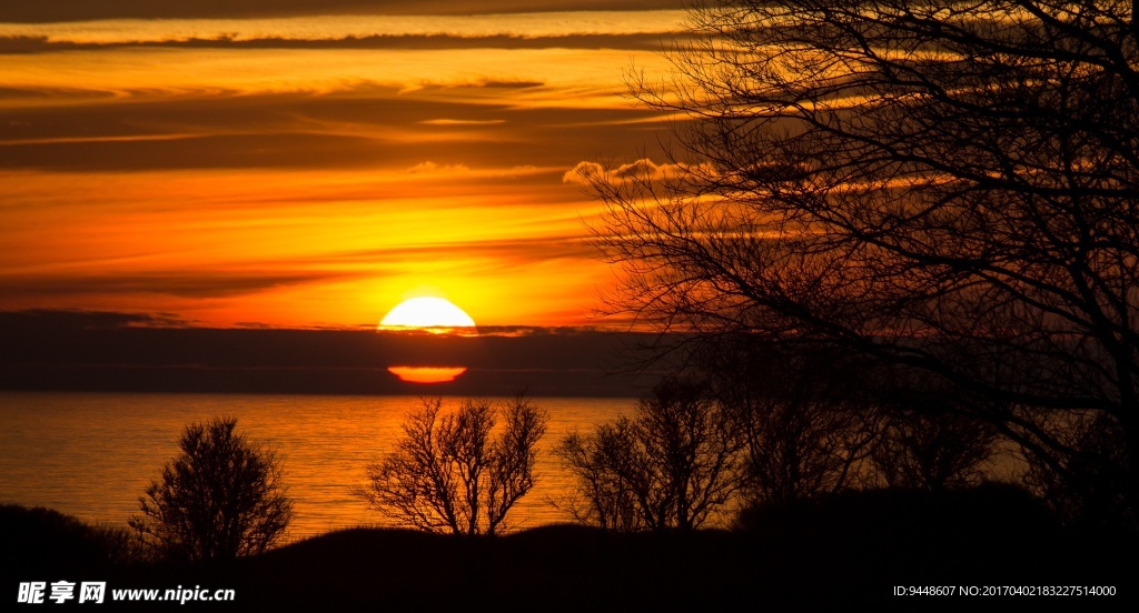 傍晚海上日落唯美图片