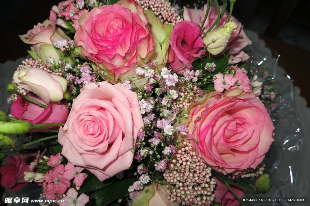 粉红色玫瑰花束图片