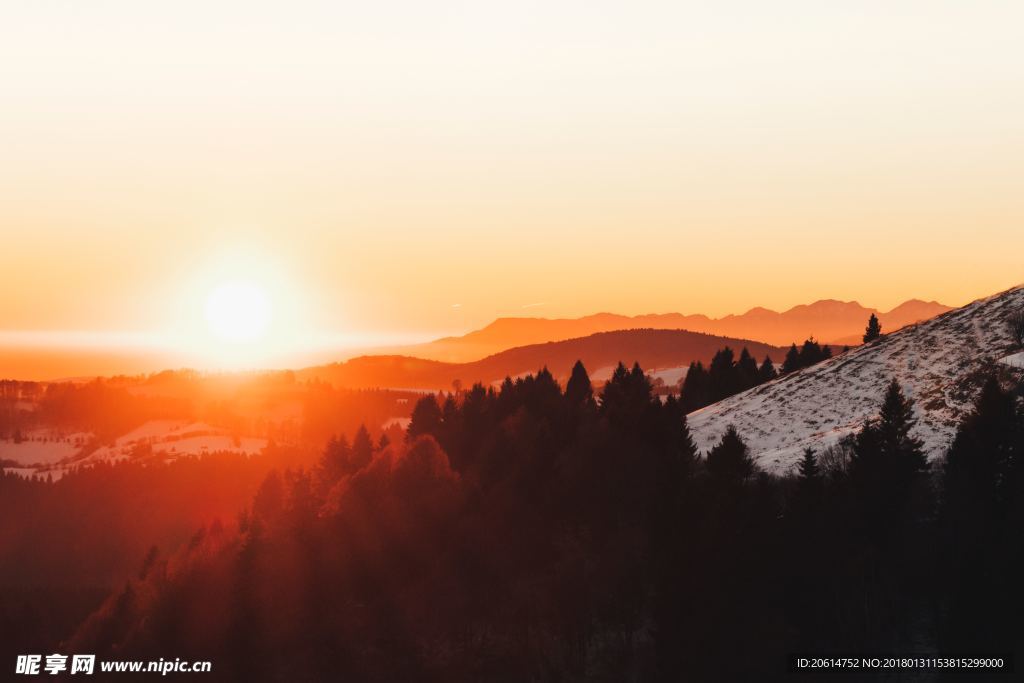 夕阳下的大山风光